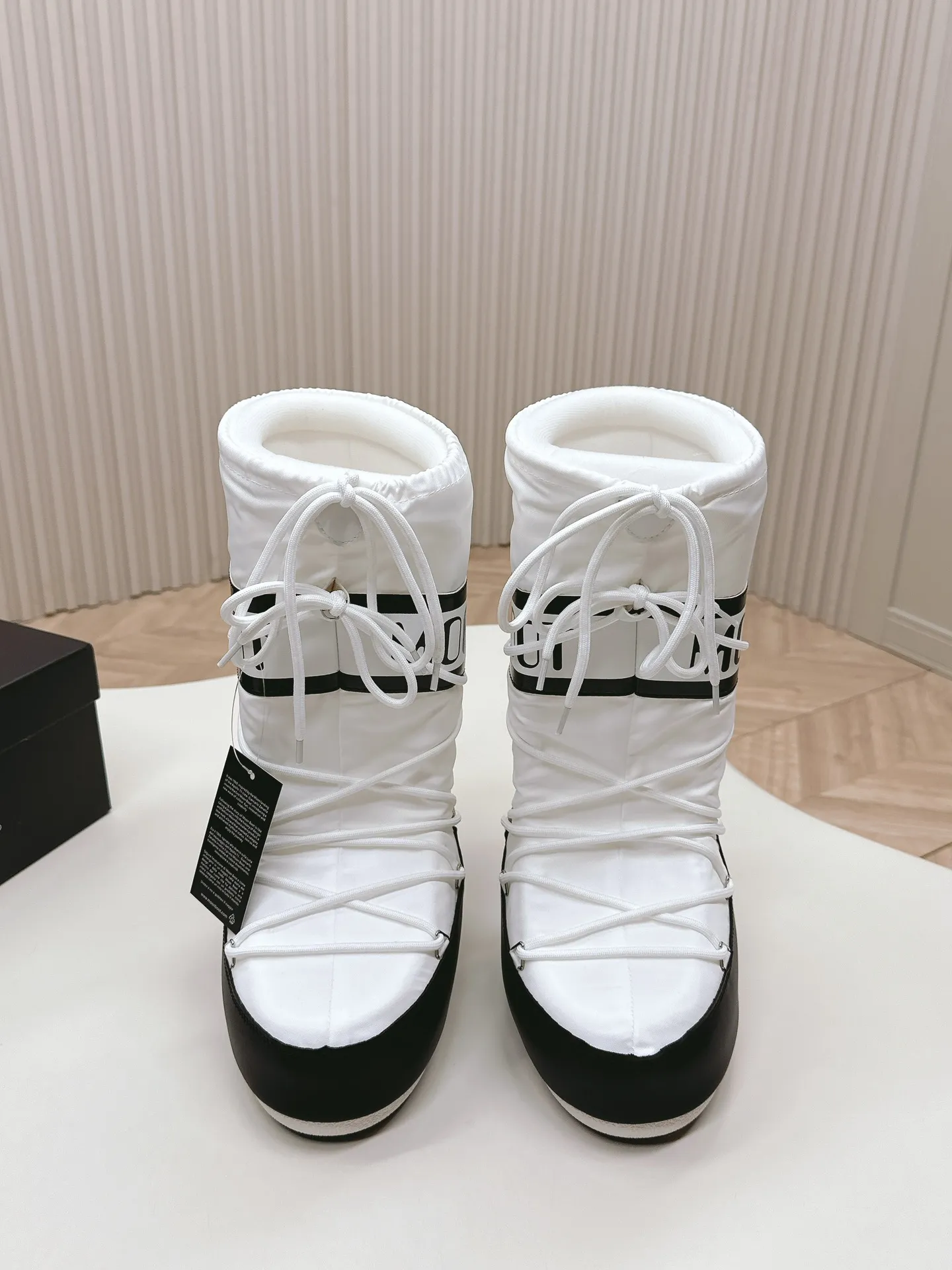 Men's men's shoes pP620! Fabric high boots Moon Boot 24ss The latest snow boots series for autumn and winter... Ugly snow short boots Forget UGG, fashionable people are wearing Moon Boot snow boots. If you find it difficult to accept the revival of UGG, now there is a more alternative snow boot that is back. It is 4 cm taller, that is the Moon Boot. It was already very popular in the millennium. Paris Hilton, Victoria Beckham and other celebrities often wore it, and now the Y2K trend is popular again. The same QQ show outfit worn by young children. The ugly snow boots that have been shown by thousands of people have become popular again. They are not distinguished between men and women. They look slim and warm and easy to wear. Fabric: 70% cotton and 30% plastic. Lining: 100% silk cotton liner. Feet: 100% silk cotton liner. Outsole: thermoplastic rubber. Bottom thickness: 4cm. Size: #35-41 (41 customization is not returnable).